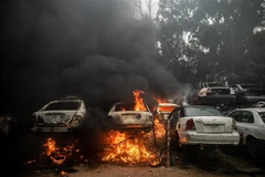 Khói lửa bốc lên sau vụ tấn công do lực lượng Quân đội miền Đông Libya (LNA) tiến hành tại thủ đô Tripoli ngày 25/3/2020. (Nguồn: THX/TTXVN) 