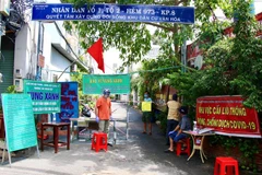 Thanh niên phường Tân Chánh Hiệp, quận 12 tăng cường chốt chặn, ngăn ngừa phòng dịch bảo vệ vùng xanh. (Ảnh: Thanh Vũ/TTXVN) 