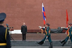 Tổng thống Nga Vladimir Putin (giữa, phía xa) tại lễ đặt hoa tưởng niệm trên Mộ Chiến sỹ vô danh nhân kỷ niệm 75 năm Ngày Chiến thắng phátxít ở thủ đô Moskva, ngày 9/5/2020. (Nguồn: AFP/TTXVN) 
