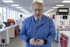 Clip Thủ tướng Anh Johnson trình diễn kỹ thuật rửa tay phòng COVID-19