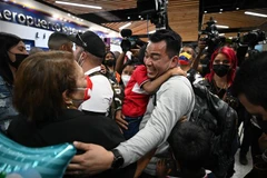 Anh Jose Miguel Ramirez người Venezuela, thành viên phi hành đoàn trên máy bay Boeing 747-300 của hãng hàng không Emtrasur Cargo, trở về sân bay Simon Bolivar ở Maiquetia, bang La Guaira, Venezuela, ngày 16/9/2022. (Ảnh: AFP/ TTXVN) 