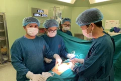 Bác sỹ Triệu Văn Trường và êkíp phẫu thuật đã cắt bỏ thành công khối u 10kg trong ổ bụng bệnh nhân. (Nguồn: Bệnh viện Bạch Mai) 