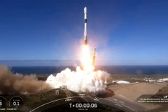 Tên lửa đẩy Falcon 9 của Công ty vũ trụ SpaceX mang theo vệ tinh trinh sát quân sự đầu tiên của Hàn Quốc rời bệ phóng tại Căn cứ Lực lượng vũ trụ Vanderberg ở bang California (Mỹ) ngày 1/12/2023. (Ảnh: AFP/TTXVN)