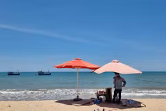 Khu vực bãi biển Ninh Chữ nơi anh N.Q.A.T bị sóng biển cuốn trôi mất tích vào chiều 11/8/2023. (Ảnh: Nguyễn Thành/TTXVN)
