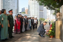 Đại sứ Mai Phước Dũng dâng hoa tại Tượng đài Bác Hồ trong khuôn viên Bảo tàng Văn minh châu Á ở Singapore ngày 2/9/2024. (Ảnh: Lê Dương/TTXVN)