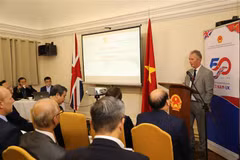 Ông Nigel Evans, Phó Chủ tịch Hạ viện Anh, chào mừng đoàn công tác tỉnh Thái Bình tới xúc tiến đầu tư tại Vương quốc Anh. (Ảnh: Hải Vân/TTXVN)
