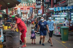 Người dân đeo khẩu trang phòng lây nhiễm COVID-19 tại Kuala Lumpur, Malaysia. (Nguồn: THX/TTXVN) 