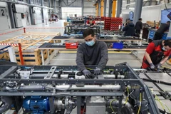 Công nhân làm việc tại một nhà máy ở Herten, Đức, ngày 3/3/2022. (Ảnh: AFP/TTXVN)