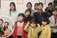 Hình ảnh về vợ và 10 đứa con của một người đàn ông Trung Quốc. (Nguồn: SCMP/Weibo)