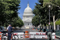 Cảnh sát điều tra tại hiện trường vụ nổ súng gần Đồi Capitol ở Washington, DC, Mỹ ngày 14/8/2022. (Ảnh: AFP/TTXVN) 