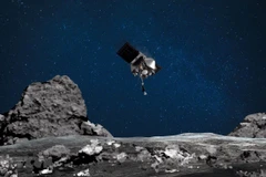 Tàu thăm dò Osiris-Rex của NASA đáp xuống bề mặt tiểu hành tinh Bennu để thu thập mẫu vật. (Ảnh: AFP/TTXVN)
