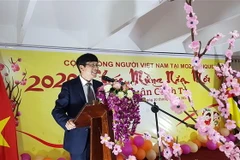 Đại sứ Lê Huy Hoàng phát biểu chúc Tết Canh Tý 2020 tới cộng đồng người Việt. (Ảnh: Đình Lượng/TTXVN) 