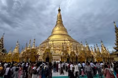 Người dân dự lễ kỷ niệm ngày Phật đản tại chùa Shwedagon ở Yangon, Myanmar, ngày 22/5/2024. (Ảnh: AFP/TTXVN)