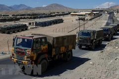 Xe quân sự di chuyển tới khu vực ở Ladakh, nơi có Đường kiểm soát thực tế (LAC) phân giới giữa Trung Quốc và Ấn Độ, ngày 15/9/2020. (Ảnh: Reuters/TTXVN) 