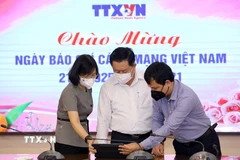 Trưởng Ban Tuyên giáo TW chúc mừng TTXVN nhân Ngày 21/6