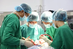 Giận vợ, nam thanh niên dùng dao tự đâm thủng bụng