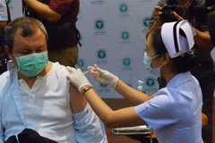Nhân viên y tế tiêm vắcxin phòng COVID-19 cho người dân tại Bangkok, Thái Lan, ngày 28/2/2021. (Nguồn: THX/TTXVN) 