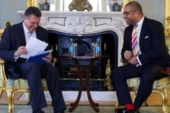 Ngoại trưởng Anh James Cleverly và Phó Chủ tịch Ủy ban châu Âu Maros Sefcovic tại cuộc gặp ở London. (Ảnh: Images Getty/TTXVN)