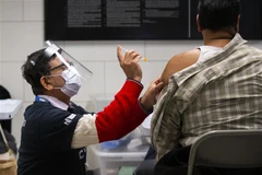 Nhân viên y tế tiêm vaccine phòng COVID-19 cho người dân tại Toronto, Canada, ngày 4/4/2022. (Ảnh: THX/TTXVN) 