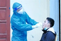 Nhân viên y tế lấy mẫu xét nghiệm COVID-19 cho người dân ở huyện miền núi Lang Chánh, Thanh Hóa. (Ảnh: Nguyễn Nam/TTXVN) 