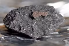 Thiên thạch đặc biệt được tìm thấy ở Winchcombe. (Nguồn: Livescience)