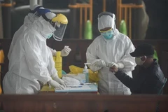 Nhân viên y tế xét nghiệm nhanh COVID-19 cho người dân tại Rawa Buntu, Nam Tangerang, Indonesia ngày 8/4/2020. (Nguồn: THX/TTXVN) 