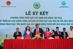 Ký kết Chương trình phối hợp giữa Bộ Văn hóa, Thể thao và Du lịch với Bộ Nông nghiệp và Phát triển nông thôn. (Ảnh: Thanh Hải/TTXVN) 