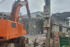 Ủy ban Nhân dân phường Đống Đa đã phối hợp với một số cơ quan, đơn vị thành phố Vĩnh Yên (Vĩnh Phúc) hỗ trợ người dân tháo dỡ công trình xây dựng trên đất lấn chiếm. (Ảnh: Nguyễn Trọng Lịch/TTXVN) 