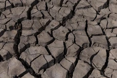 Lòng sông khô nứt do hạn hán tại Girona, Tây Ban Nha, ngày 16/4/2023. (Ảnh: AFP/TTXVN)