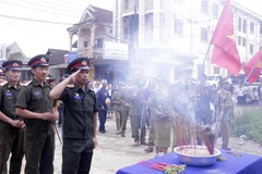 Đông đảo các tầng lớp nhân dân huyện Nong Het, tỉnh Xiengkhuang, Bắc Lào ra tiễn biệt và tri ân các anh hùng liệt sỹ Việt Nam hy sinh vì nền độc lập tự do của hai nước. (Ảnh: Phạm Kiên/TTXVN) 