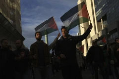 Những người tuần hành ở Paris đã tập trung ở trung tâm thủ đô nhằm kêu gọi một lệnh ngừng bắn. (Nguồn: AP)