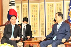 Thủ tướng Hàn Quốc Han Duck-soo tiếp Thường trực Ban Bí thư Võ Văn Thưởng. (Ảnh: Khánh Vân/TTXVN)