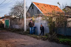 Người dân tại Kherson, Ukraine ngày 1/1/2023. (Ảnh: AFP/TTXVN)