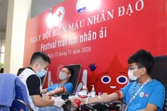 Các tình nguyện viên hiến máu tại ngày hội. (Ảnh: Thanh Tùng/TTXVN) 