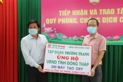 Đại diện Tập đoàn Phương Trang tặng 300 máy tạo ôxy cho tỉnh Đồng Tháp. (Ảnh: Nguyễn Văn Trí/TTXVN) 