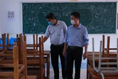 Kiểm tra công tác phòng, chống dịch tại các điểm thi. (Ảnh: Ánh Tuyết/TTXVN) 