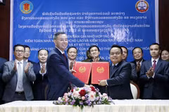 Tổng Kiểm toán Nhà nước Việt Nam và Tổng Kiểm toán Nhà nước Lào ký Thỏa thuận hợp tác. (Ảnh: Phạm Kiên/TTXVN) 