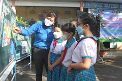 Trưng bày các tác phẩm đạt giải tại hội thi vẽ tranh “Quyền trẻ em” tại tỉnh Vĩnh Long. (Ảnh: Lê Thúy Hằng/TTXVN)