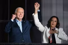 Phó Tổng thống Mỹ Kamala Harris (phải) và Tổng thống Joe Biden tại một sự kiện ở Nhà Trắng ngày 4/7/2024. (Ảnh: AP/TTXVN)