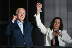 Phó Tổng thống Mỹ Kamala Harris (phải) và Tổng thống Joe Biden tại một sự kiện ở Nhà Trắng ngày 4/7/2024. (Ảnh: AP/TTXVN)