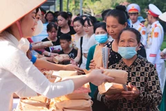 Các suất quà gồm bánh mỳ, sữa và nước uống được gửi tới du khách vào Lăng viếng Bác trong sáng 2/9. Ảnh: Hoàng Hiếu - TTXVN