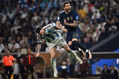 Pha tranh bóng bổng quyết liệt giữa hậu vệ Pháp Theo Hernandez (phải) và tiền đạo Argentina Messi trong trận chung kết World Cup 2022. (Ảnh: AFP/TTXVN)