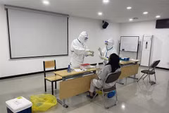 Một điểm xét nghiệm COVID-19 tại Vientiane, Lào. (Ảnh: THX/TTXVN) 