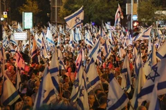 Người dân tham gia biểu tình phản đối kế hoạch cải cách hệ thống tư pháp, tại Tel Aviv, Israel, ngày 25/4/2023. (Ảnh: AFP/TTXVN)