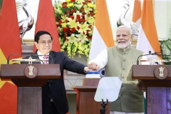 Thủ tướng Phạm Minh Chính và Thủ tướng Narendra Modi cùng ấn nút khai trương Công viên phần mềm quân đội tại Nha Trang. (Ảnh: Dương Giang/TTXVN)