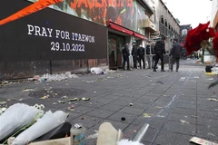 Cảnh sát điều tra tại hiện trường vụ giẫm đạp ở Itaewon, Seoul, Hàn Quốc, ngày 7/11/2022. (Ảnh: Yonhap/TTXVN) 