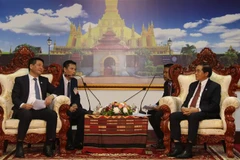 Bộ trưởng Bộ Công Thương Nguyễn Hồng Diên gặp Bộ trưởng Công Thương Lào Khampheng Xaysompheng. (Ảnh: TTXVN phát) 