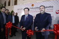 Chủ tịch Quốc hội Vương Đình Huệ và Bộ trưởng Văn hóa và Định hướng Hồi giáo Iran Mohammad Mehdi Esmaili cắt băng khai mạc. (Ảnh: Doãn Tấn/TTXVN)