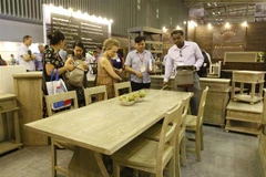 Khách quốc tế tham quan hội chợ VIFA-EXPO 2019.Việt Nam tiếp tục duy trì vị thế dẫn đầu về xuất khẩu đồ gỗ nội ngoại thất tại thị trường EU. (Nguồn: TTXVN) 