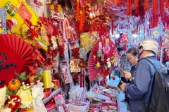 Một cửa hàng trên đường Hải Thượng Lãn Ông (quận 5) bày bán nhiều sản phẩm sắc đỏ và vàng bắt mắt. (Ảnh: Thu Hương/TTXVN)